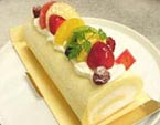 フルーツ盛りの純生ロール
